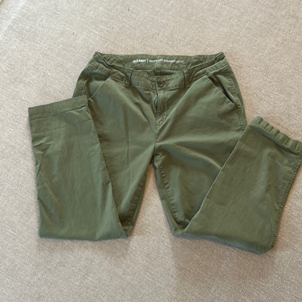 Olive Green Old Navy Boyfriend Straight DROIT Capri pants, size 10 Regular